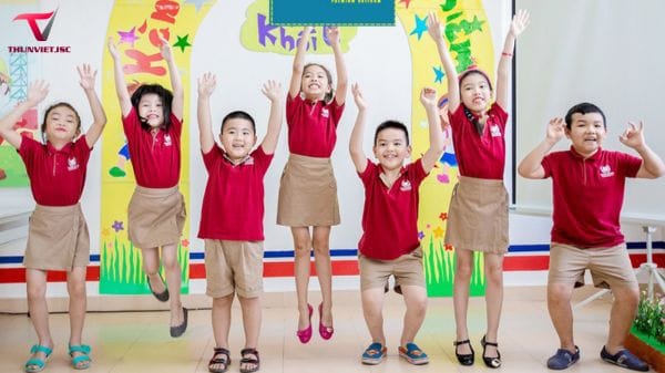 Thời gian nên cho bé mặc áo đồng phục lớp mầm non sao cho phù hợp
