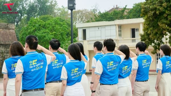 Vì sao nên chọn in áo polo đồng phục theo yêu cầu