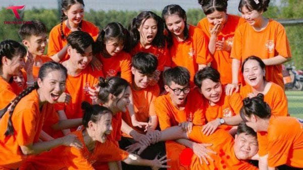 Nên kết hợp hợp hoạt tiết và logo như thế nào cho phù hợp với áo cam