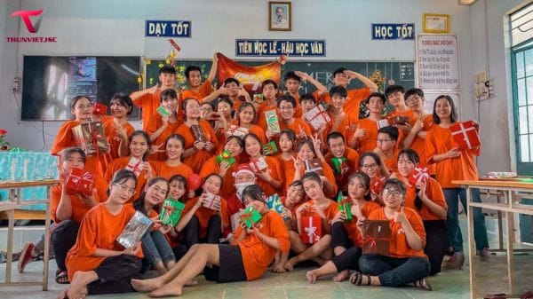 Đặt mua áo đồng phục lớp màu cam có in logo